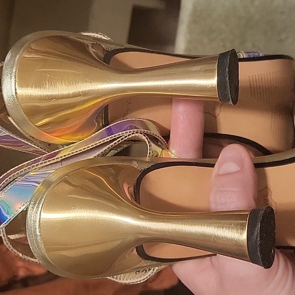 Stuart Weitzman iridescent/holographic leather ankle strap 4" heel size 8.5 - Picture 7 of 13